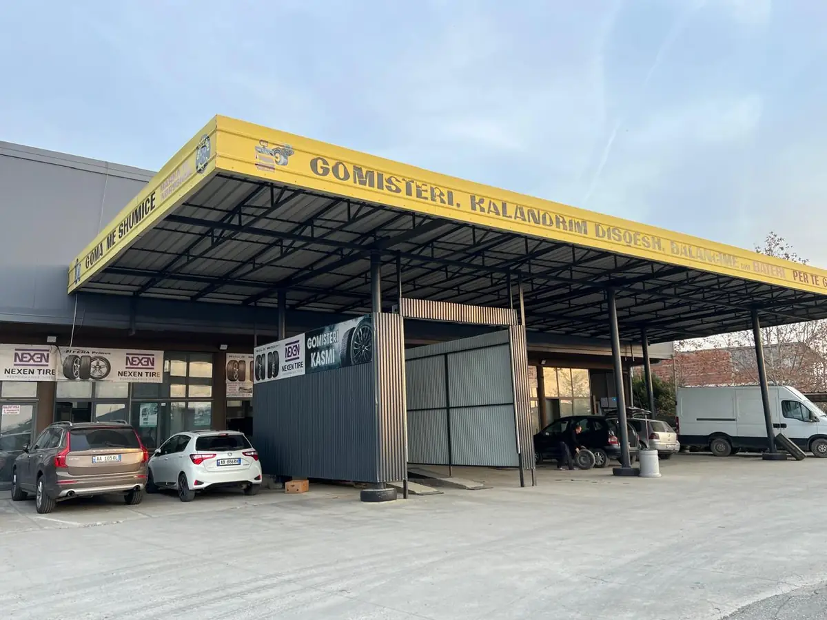 Kapanoni i servisit Gomisteri Kasmi me automjete në pritje